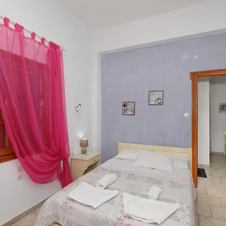 Sklavos Apartment *