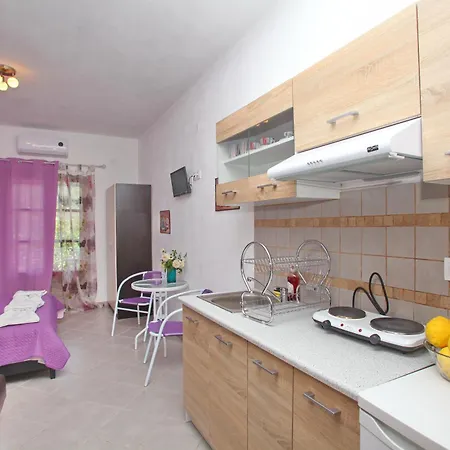 Sklavos Apartment *